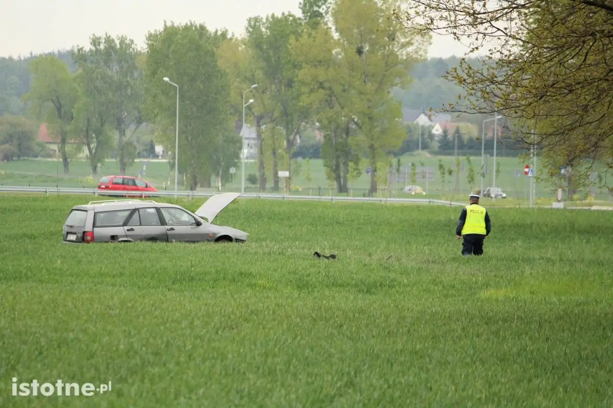 Пошкоджений автомобіль на полі