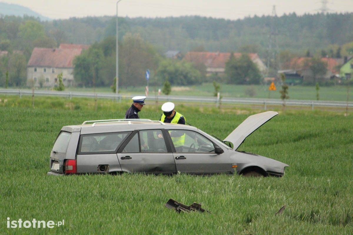 Uszkodzone auto na polu