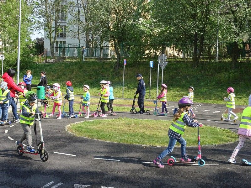 Fani hulajnóg z Iwin opanowali Miasteczko Ruchu Drogowego