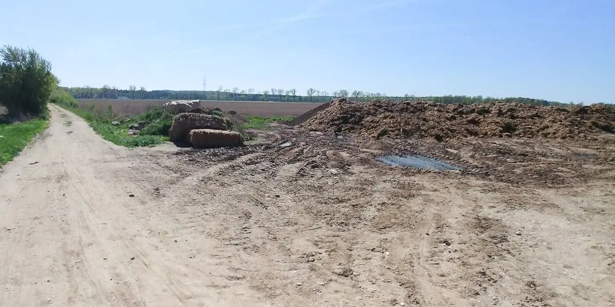 Kupa gnoju straszy przy ścieżce rowerowej