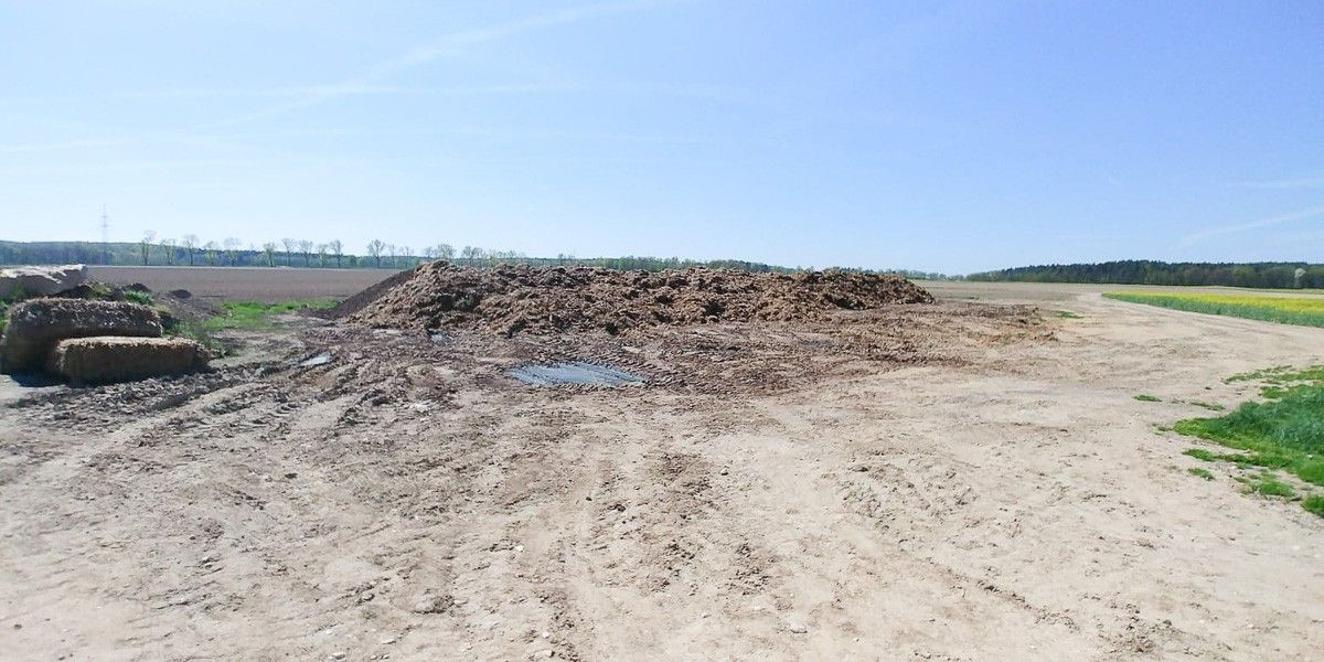 Kupa gnoju straszy przy ścieżce rowerowej