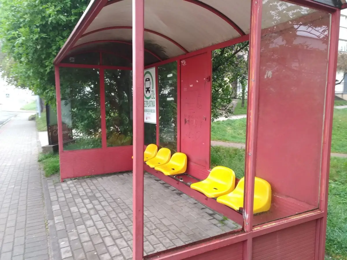 Zniszczone wiaty przystankowe