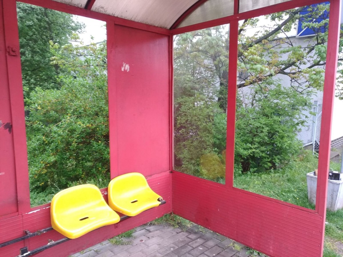 Zniszczone wiaty przystankowe