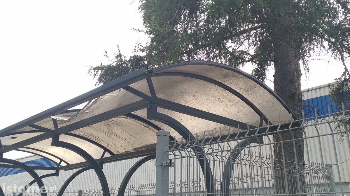 Zniszczone wiaty przystankowe