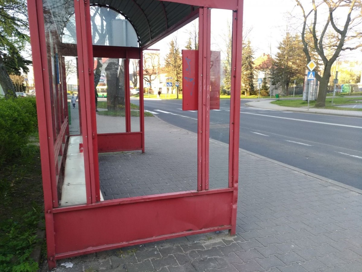 Zniszczone wiaty przystankowe