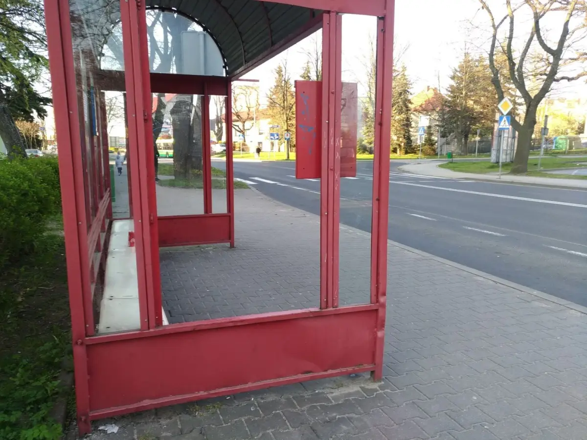 Zniszczone wiaty przystankowe