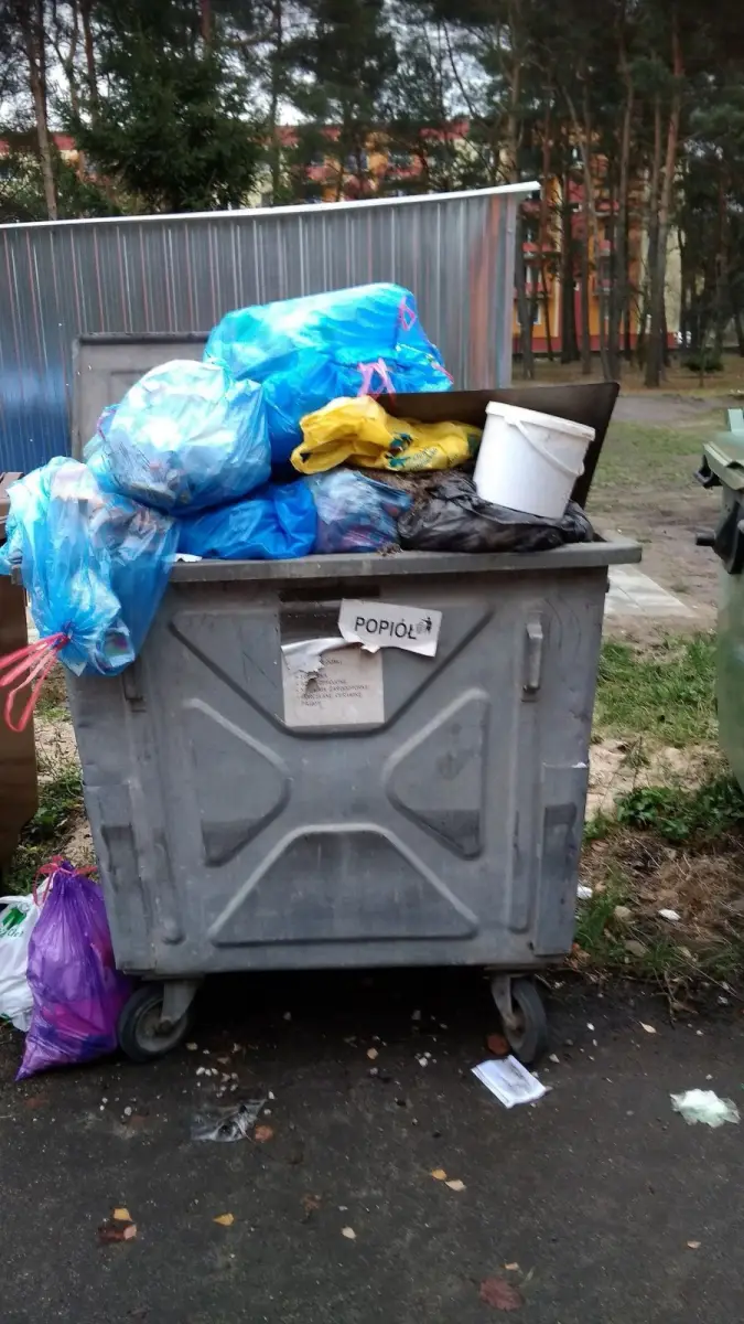 Problem z wywozem śmieci w Szczytnicy i Raciborowicach. Gmina odpowiada.