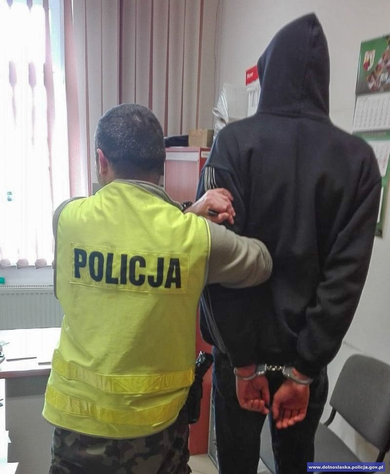 Pod wpływem używek wyrywali krzyże i tablice z nagrobków. Wandale zatrzymani