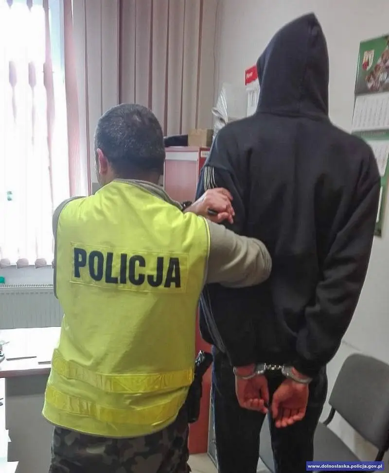 Pod wpływem używek wyrywali krzyże i tablice z nagrobków. Wandale zatrzymani