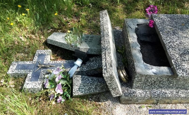 Wandale po używkach sprofanowali groby. Duet zatrzymany