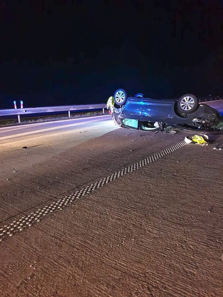 Dachowanie na A4. Jedna osoba ranna