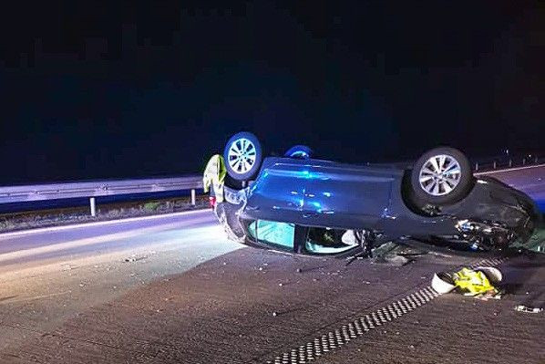 Dachowanie na A4. Jedna osoba ranna