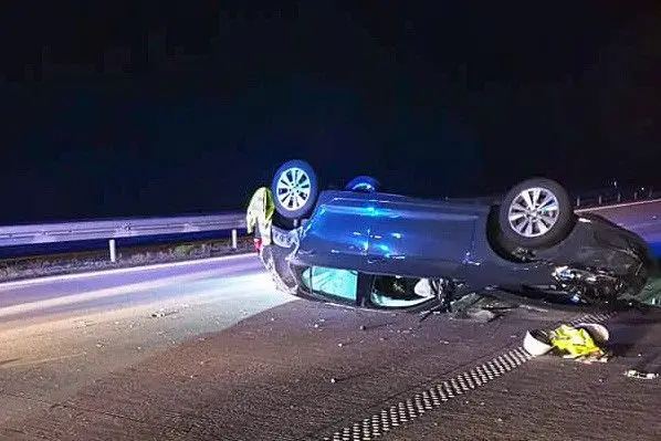 Dachowanie na A4. Jedna osoba ranna