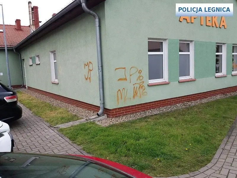 Pijani nastolatkowie zniszczyli figurę Matki Boskiej, podpalili kontener na śmieci