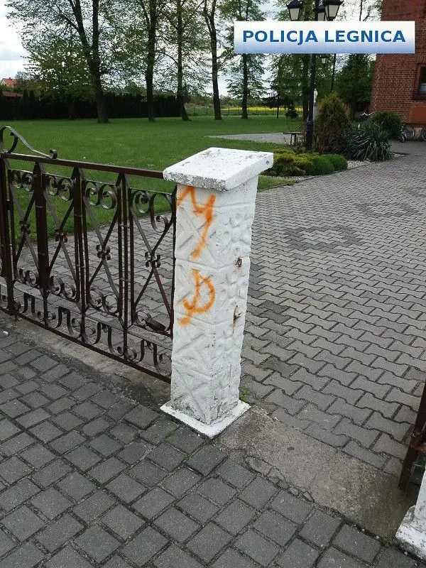 Pijani nastolatkowie zniszczyli figurę Matki Boskiej, podpalili kontener na śmieci