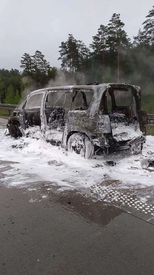Renault doszczętnie spłonął na autostradzie