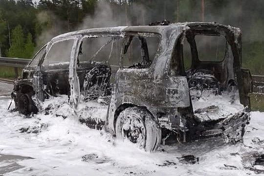 Renault doszczętnie spłonął na autostradzie