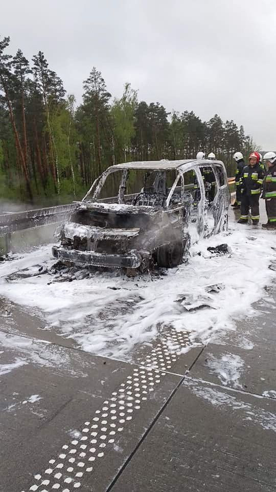 Renault doszczętnie spłonął na autostradzie