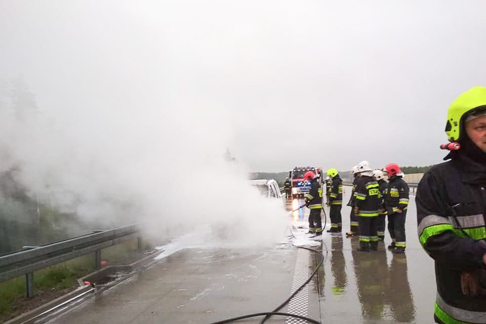 Renault doszczętnie spłonął na autostradzie