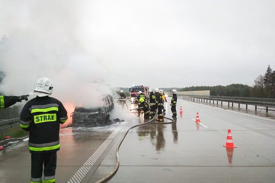 Renault doszczętnie spłonął na autostradzie