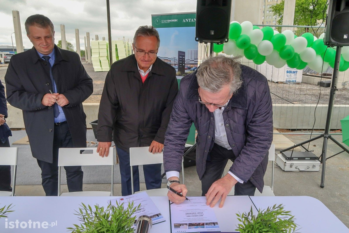 Wmurowanie kamienia węgielnego przy budowie parku handlowego Stary Dworzec