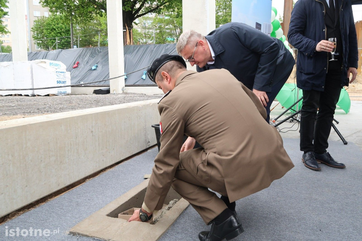 Wmurowanie kamienia węgielnego przy budowie parku handlowego Stary Dworzec