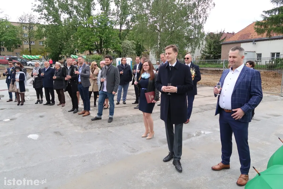 Wmurowanie kamienia węgielnego przy budowie parku handlowego Stary Dworzec