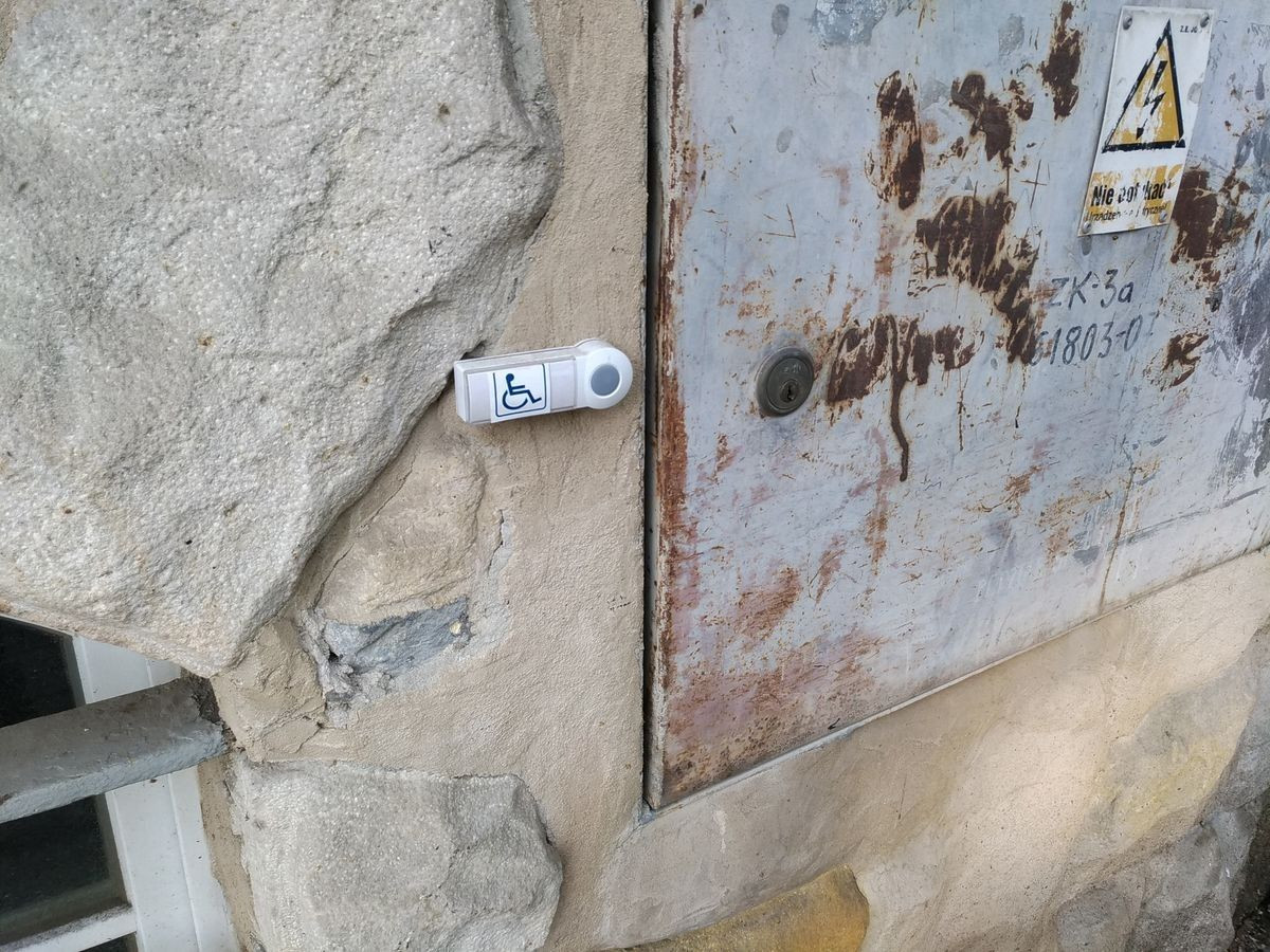 Dzwonek na budynku poczty