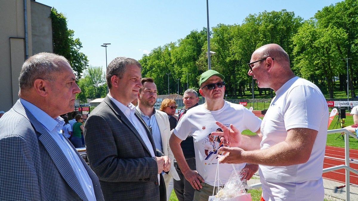 Mistrz olimpijski Szymon Ziółkowski na zawodach w Bolesławcu