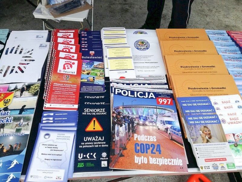 Policjanci promowali ceramikę, bezpieczeństwo i lokalne samorządy we Wrocławiu