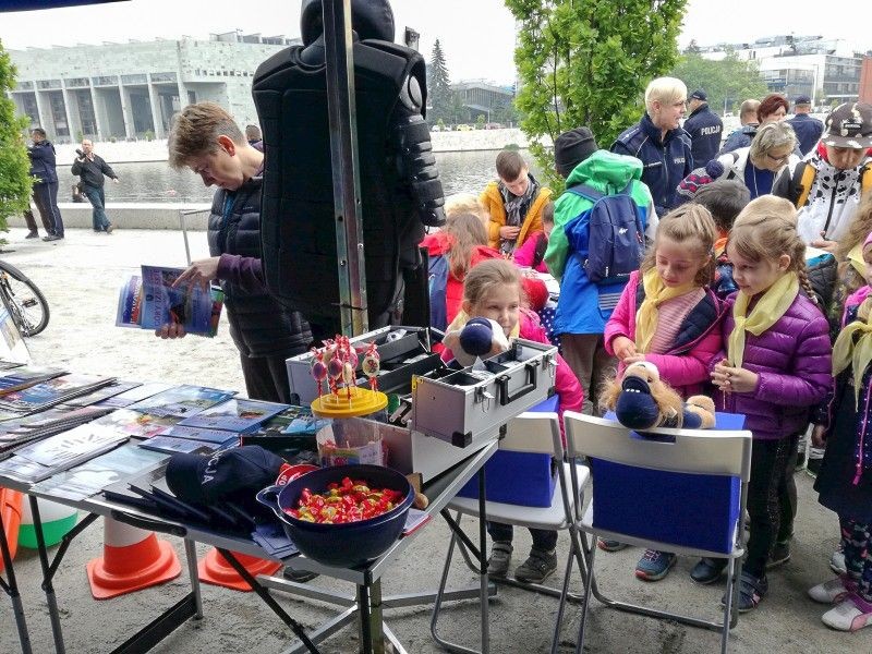 Policjanci promowali ceramikę, bezpieczeństwo i lokalne samorządy we Wrocławiu