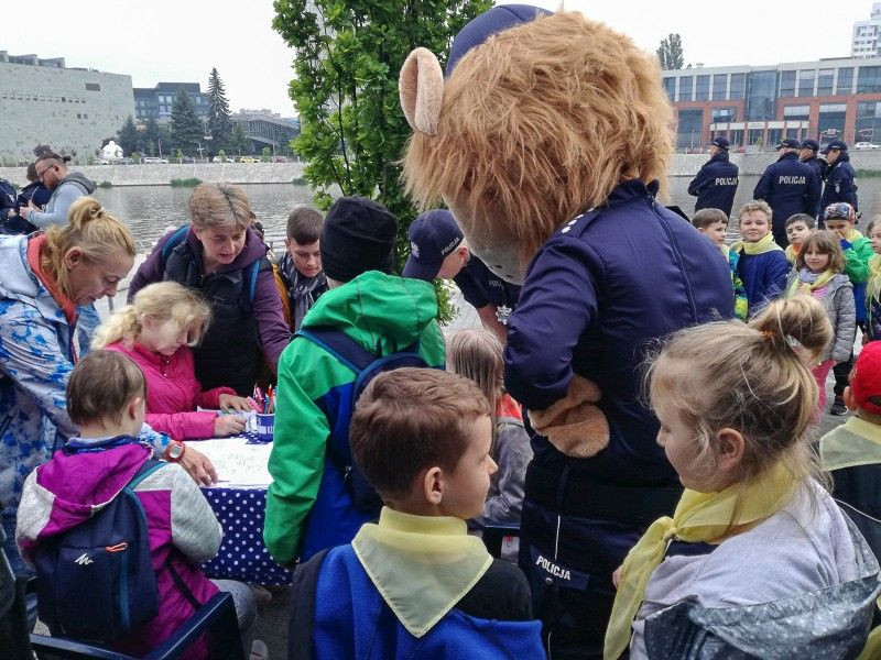Policjanci promowali ceramikę, bezpieczeństwo i lokalne samorządy we Wrocławiu