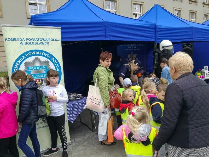 Policjanci promowali ceramikę, bezpieczeństwo i lokalne samorządy we Wrocławiu