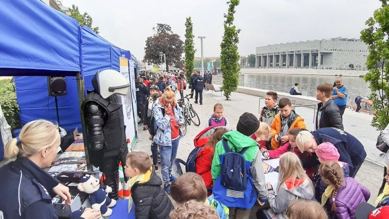 Policjanci promowali ceramikę, bezpieczeństwo i lokalne samorządy we Wrocławiu