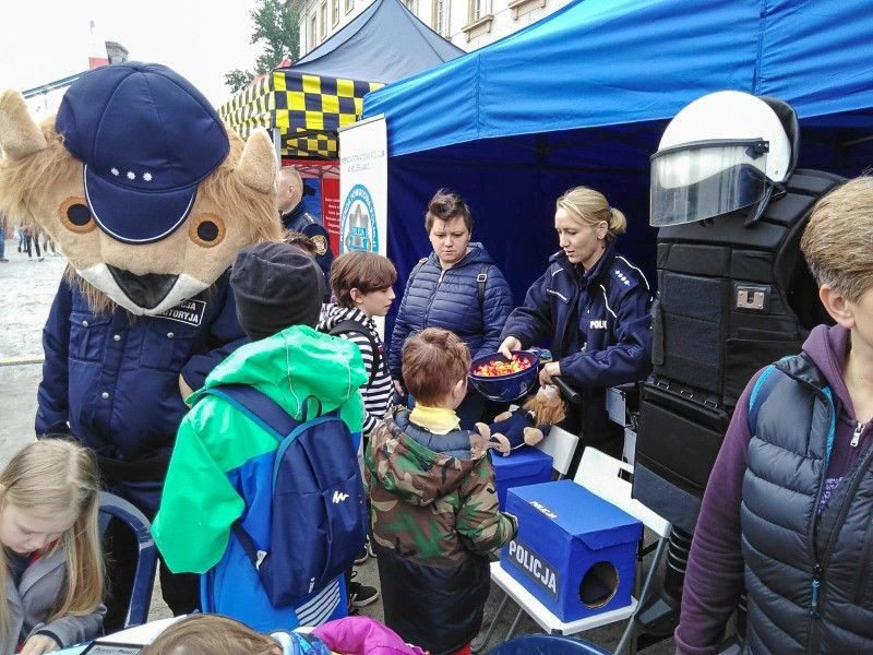 Policjanci promowali ceramikę, bezpieczeństwo i lokalne samorządy we Wrocławiu