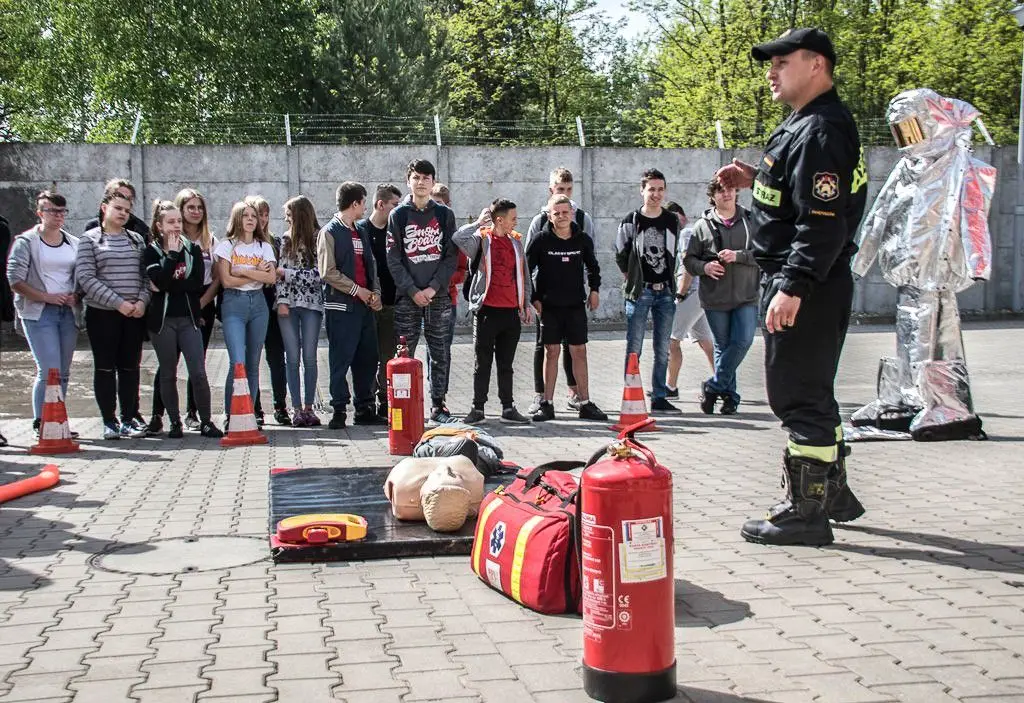 Uczniowie wśród żołnierzy 10 Brygady Kawalerii Pancernej w Świętoszowie