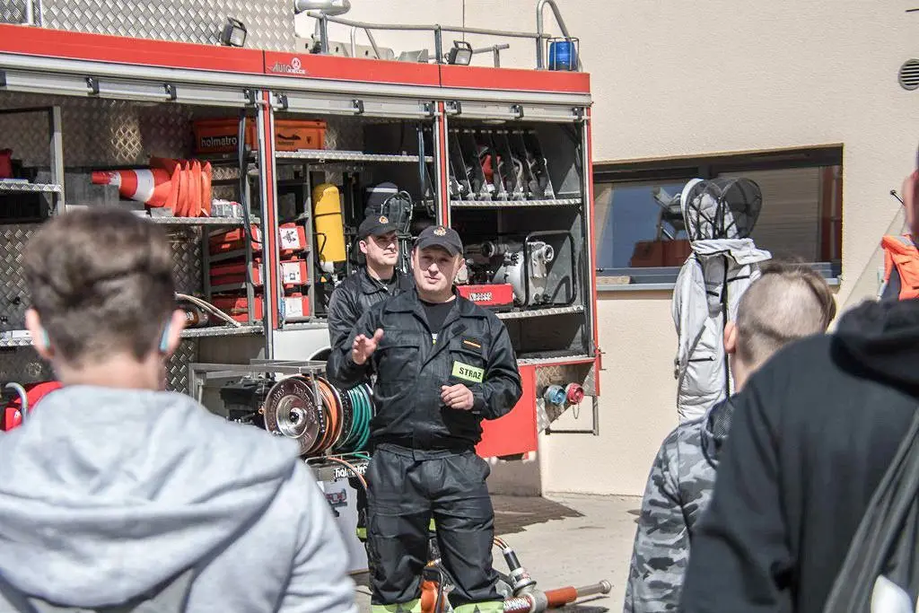 Uczniowie wśród żołnierzy 10 Brygady Kawalerii Pancernej w Świętoszowie