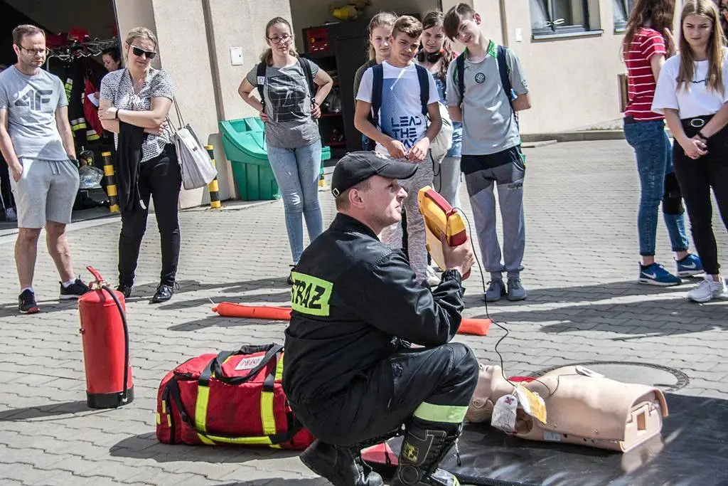 Uczniowie wśród żołnierzy 10 Brygady Kawalerii Pancernej w Świętoszowie