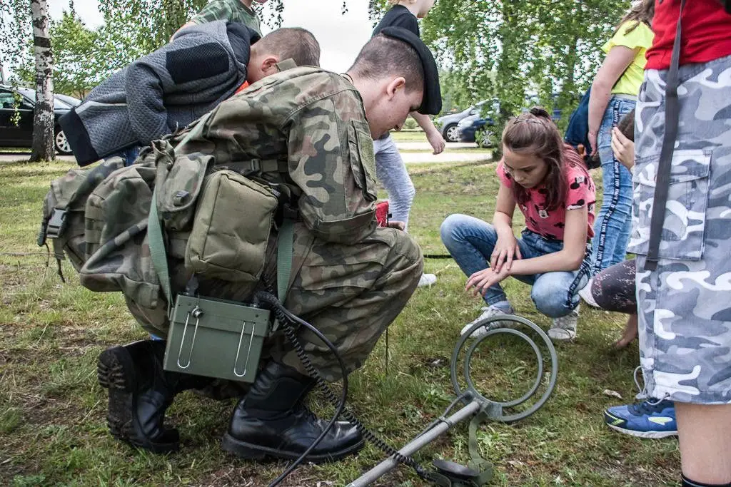 Uczniowie wśród żołnierzy 10 Brygady Kawalerii Pancernej w Świętoszowie