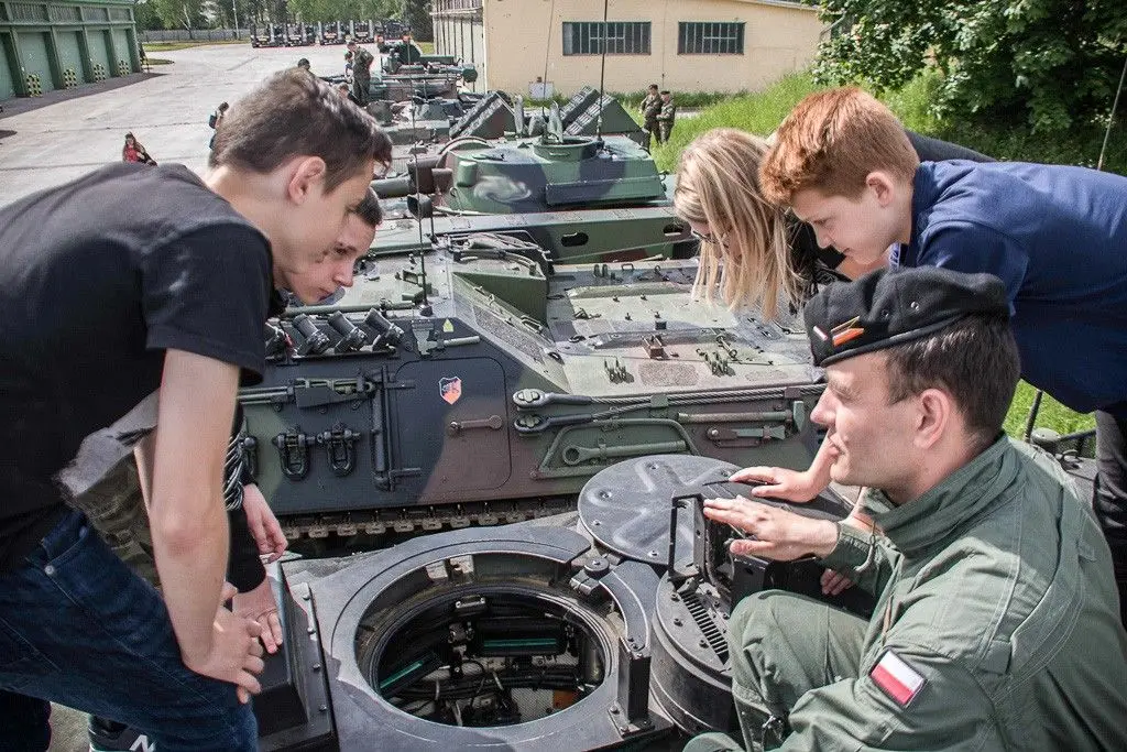 Uczniowie wśród żołnierzy 10 Brygady Kawalerii Pancernej w Świętoszowie