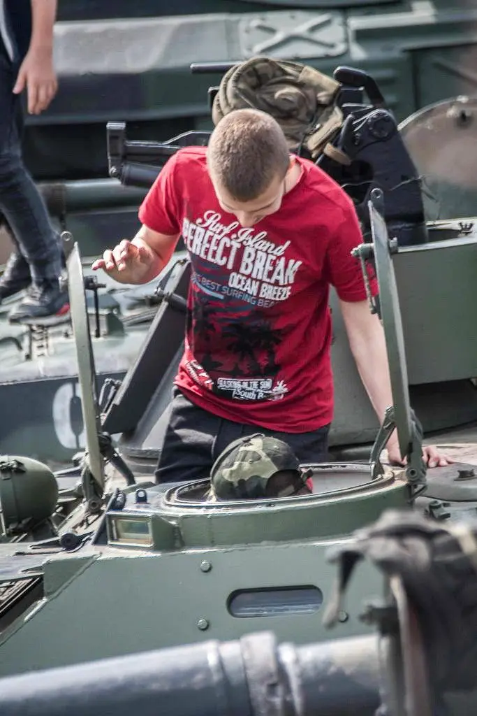 Uczniowie wśród żołnierzy 10 Brygady Kawalerii Pancernej w Świętoszowie