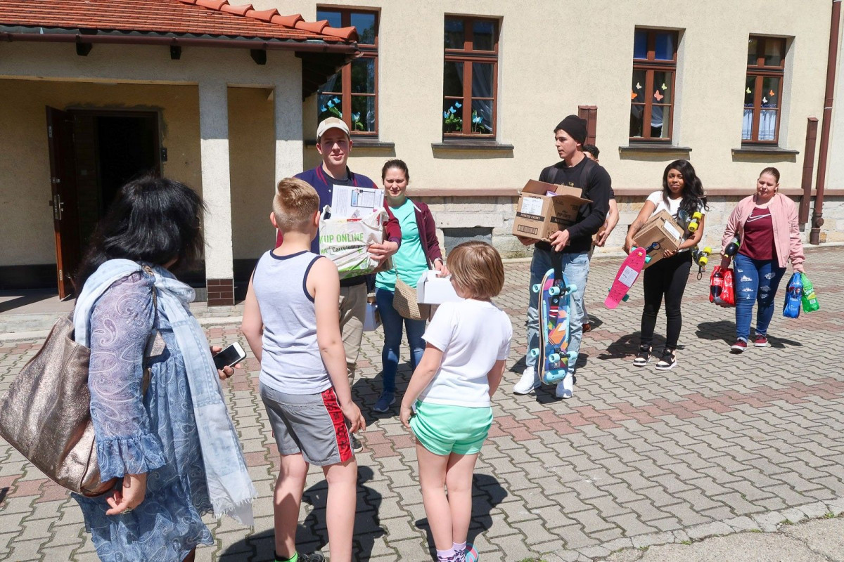 Żołnierki i żołnierze US Army z wizytą i prezentami w Domu Dziecka