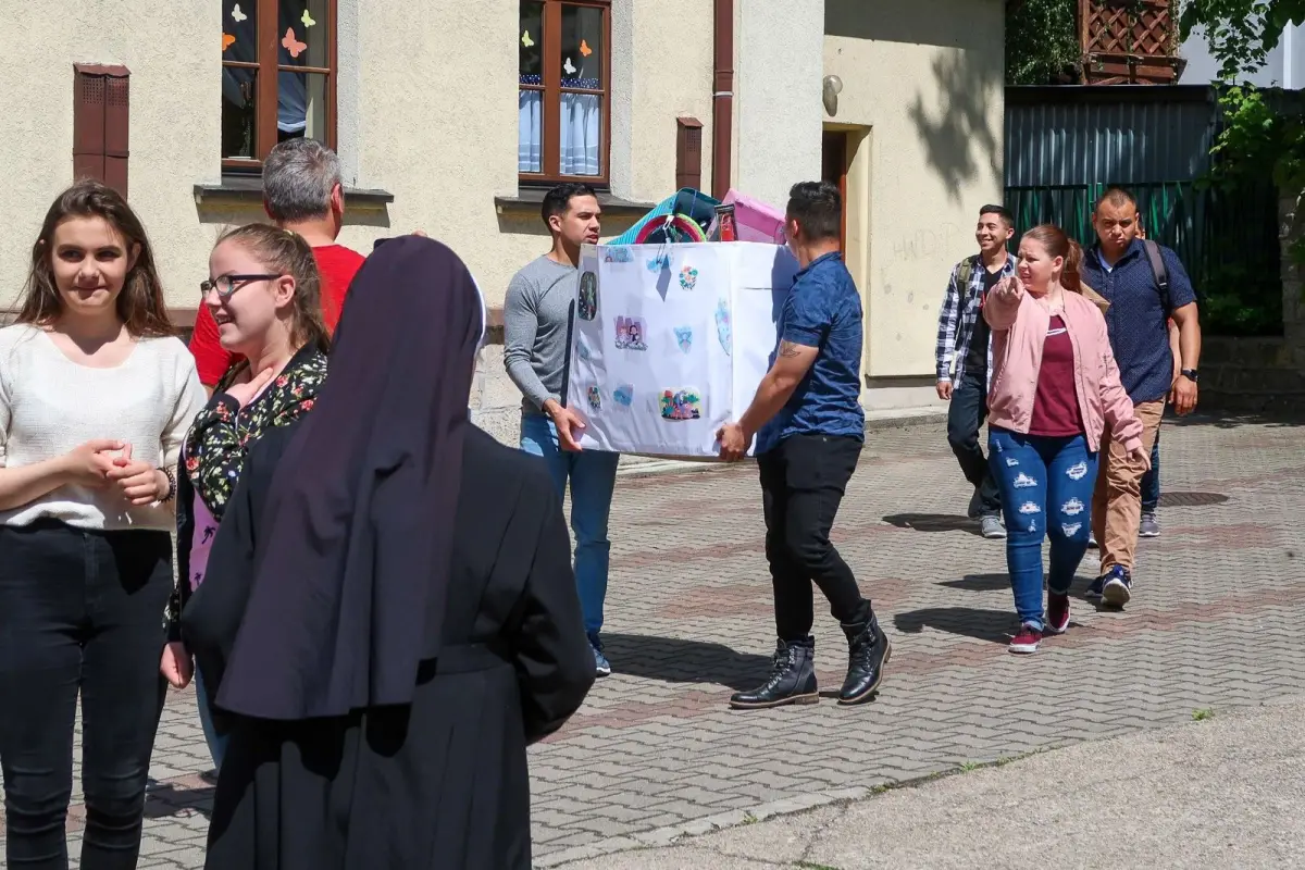 Żołnierki i żołnierze US Army z wizytą i prezentami w Domu Dziecka