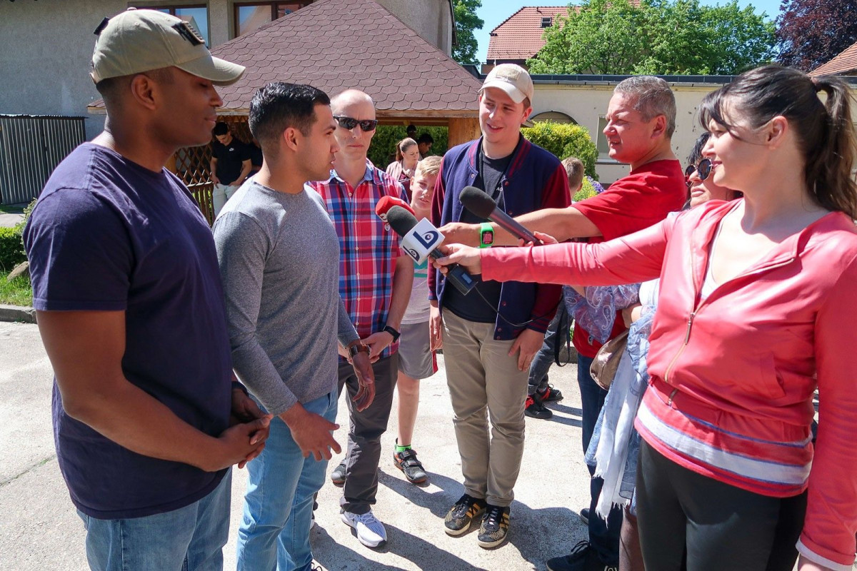 Żołnierki i żołnierze US Army z wizytą i prezentami w Domu Dziecka