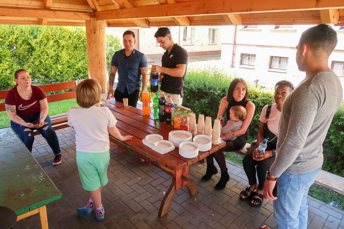 Żołnierki i żołnierze US Army z wizytą i prezentami w Domu Dziecka