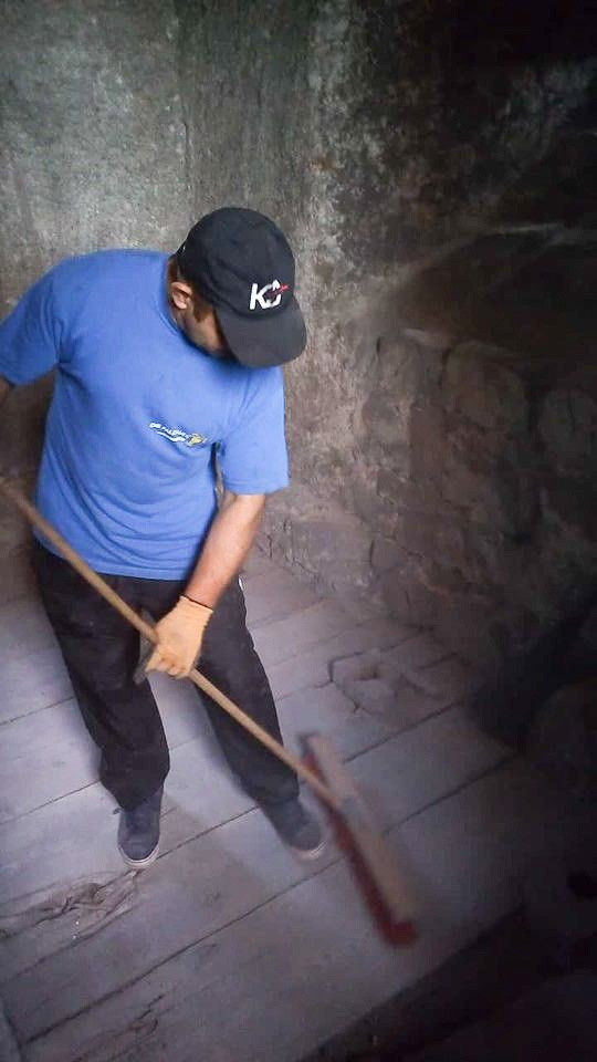 Strażacy ochotnicy posprzątali wieżę kościelną