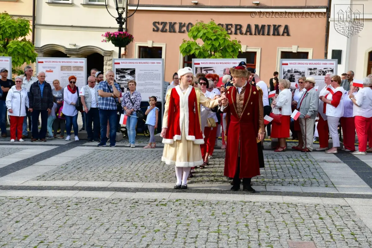 200 osób zatańczyło poloneza na bolesławieckim rynku