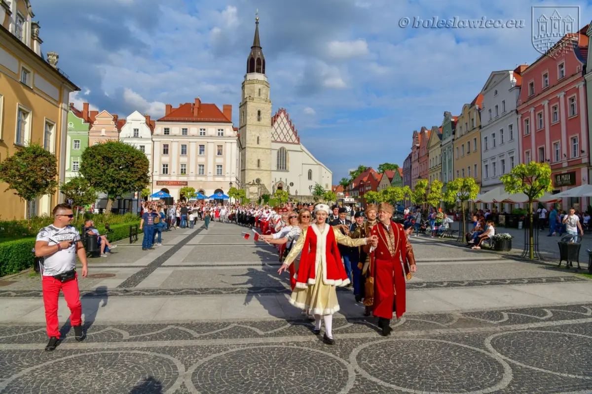 200 osób zatańczyło poloneza na bolesławieckim rynku