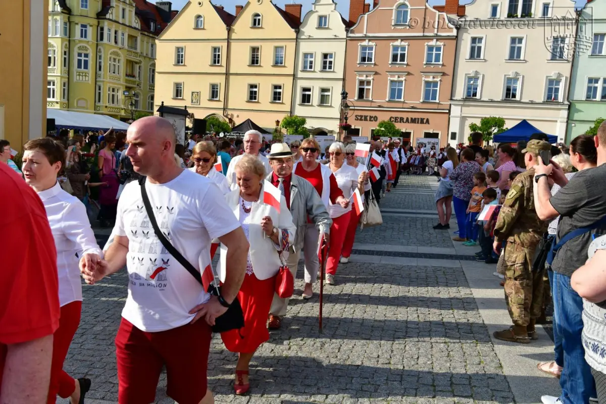 200 osób zatańczyło poloneza na bolesławieckim rynku