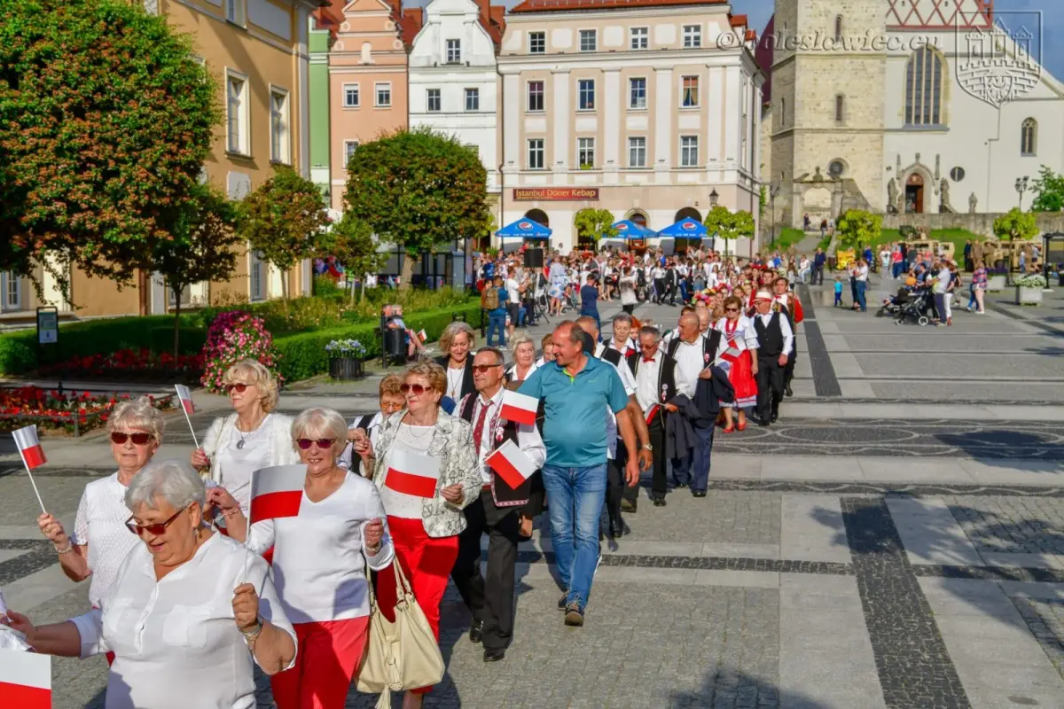 200 osób zatańczyło poloneza na bolesławieckim rynku